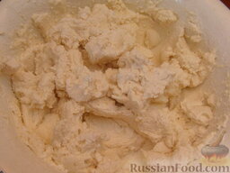 "Картофчин" - осетинский пирог с картофелем: Готовим начинку.    Осетинский или адыгейский сыр (при необходимости можно заменить брынзой) мелко натереть или измельчить блендером.