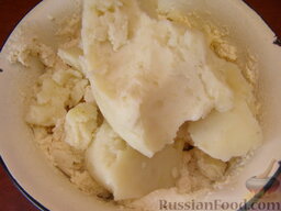 "Картофчин" - осетинский пирог с картофелем: Картофель очистить, отварить до готовности (воду не солить), размять в пюре.