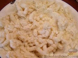 "Картофчин" - осетинский пирог с картофелем: Смешать брынзу и картофель. При необходимости добавить до 100 мл молока.    Начинка готова.