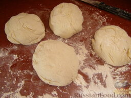 "Картофчин" - осетинский пирог с картофелем: Включить духовку для разогрева.    Тесто разделить на 3-4 части. (Если следовать правилам, то частей должно быть нечетное количество)    Стол присыпать мукой.