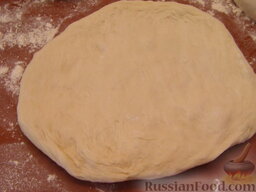 "Картофчин" - осетинский пирог с картофелем: Взять кусок теста, слегка примять его руками, придавая форму лепешки. Не раскатывать!