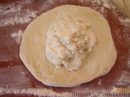 "Картофчин" - осетинский пирог с картофелем: На середину теста положить шарик начинки.    Важно, чтобы начинки было столько же, сколько и теста.