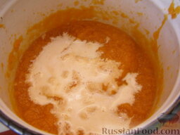 Сладкий тыквенный крем-суп с корицей: Влить сливки (можно и молоко, суп будет более диетическим). Можно добавить больше сливок - до желаемой консистенции супа.