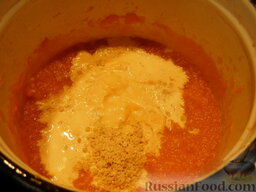 Сладкий тыквенный крем-суп с корицей: Всыпать обжаренную муку.    Все тщательно перемешать блендером.    Кастрюлю поставить на плину, суп, непрерывно помешивая, довести до кипения.