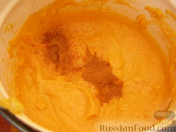 Сладкий тыквенный крем-суп с корицей: Добавить в тыквенный крем-суп со сливками корицу и снова тщательно перемешать.