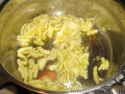 Фасоль с копченостями: Как приготовить фасоль с копченостями:    Лук порезать и обжарить на растительном масле. Можно также добавить немного морковки, нарезанной мелкими кубиками.