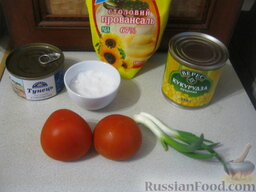 Салат из помидоров с тунцом: Продукты для салата с тунцом и помидорами перед вами.