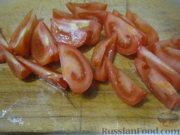 Салат из помидоров с тунцом: Помидоры помыть, вырезать основание плодоножки. Нарезать помидоры кусочками.