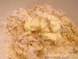 Кантуччи - итальянское печенье с миндалем: В сухую смесь добавить яйца и мягкое масло. Вымесить мягкое тесто.