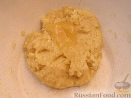 Кантуччи - итальянское печенье с миндалем: Добавить мед, снова вымесить.