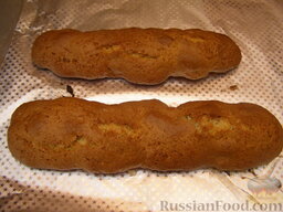 Кантуччи - итальянское печенье с миндалем: Выпекать батоны 15 минут при температуре 180 градусов.