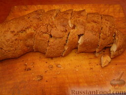 Кантуччи - итальянское печенье с миндалем: Готовые батоны нарезать под углом на ломтики толщиной 1 см. Остудить.