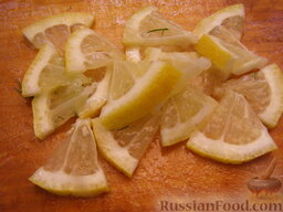 Шашлык из семги: Лимон нарезаем небольшими ломтиками.