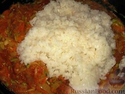 Кабачковая запеканка с рисом: Добавить к овощам рис, размешать. Начинка для кабачковой запеканки готова.