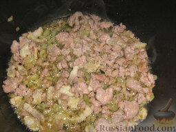 Ризотто Панишиа (Paniscia): Добавляем измельченные свиные домашние колбаски и немного салями. Все обжариваем.