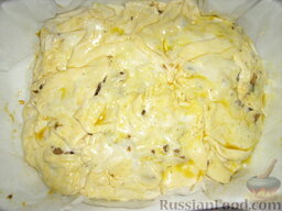 Пирог из слоеного теста: На раскатанный пласт слоеного теста выкладываем начинку и закрываем произвольно. Смазываем растительным маслом.