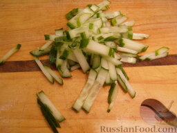 Салат из языка и свежих овощей: Огурец нарезать соломкой.    Морковь натереть.