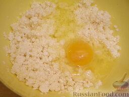 Сырник со вкусом апельсина: Добавить целое яйцо и еще один белок и тоже перемешать.