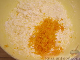 Сырник со вкусом апельсина: Добавить цедру к творогу и перемешать.