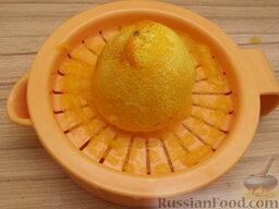 Сырник со вкусом апельсина: Приготовить апельсиновый сироп:    Из апельсина, с которого снимали цедру, выдавить сок.