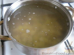 Рассольник с гречкой постный: Вскипятить 2,5 л воды. Опустить в кипящую воду картофель и гречневую крупу. Варить 15-20 минут.