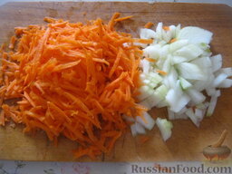 Рассольник с гречкой постный: Очистить и помыть лук и морковь. Лук нарезать кубиками. Морковь натереть на крупной терке.