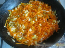 Рассольник с гречкой постный: Разогреть сковороду, налить растительное масло. Обжарить, помешивая, лук и морковь 2-3 минуты на среднем огне.