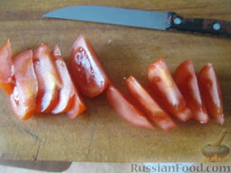 Салат из семги с помидорами: Как приготовить салат с семгой и помидорами:    Помидоры помыть, вырезать плодоножку. Нарезать помидор кусочками.