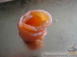 Салат из семги с помидорами: Из семги сделать розочки или нарезать семгу соломкой.