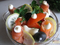 Салат из семги с помидорами: Порезанные овощи перемешать и выложить в салатницу. Украсить  салат с семгой и помидорами маслинами, ломтиками лимона. Выложив овощи, полить их небольшим количеством майонеза.   Салат с семгой и помидорами готов. Приятного аппетита!
