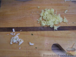 Пряный морковный салат с кунжутом: Чеснок и имбирь очистить. Чеснок мелко нарезать. Имбирь натереть.