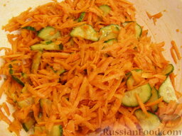 Пряный морковный салат с кунжутом: Влить заправку в салат. Тщательно перемешать. Поставить морковный салат в холодильник на 30 минут.