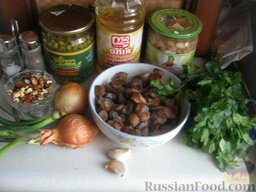 Теплый фасолевый салат с грибами и орехами: Продукты для фасолевого салата перед вами.