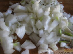 Теплый фасолевый салат с грибами и орехами: Как приготовить фасолевый салат:    Лук репчатый очистить, помыть и мелко нарезать.