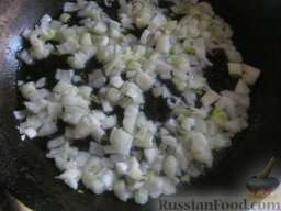 Теплый фасолевый салат с грибами и орехами: Разогреть сковороду, налить растительное масло. Когда масло нагреется, выложить лук. Жарить, помешивая, 2-3 минуты.