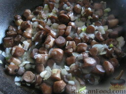 Теплый фасолевый салат с грибами и орехами: Грибы помыть и нарезать (или разморозить). Выложить к луку шампиньоны. Жарить, помешивая, 3-4 минуты на среднем огне.