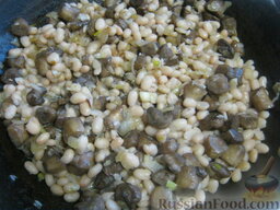 Теплый фасолевый салат с грибами и орехами: Выложить фасоль к грибам, тушить 5-7 минут, помешивая.