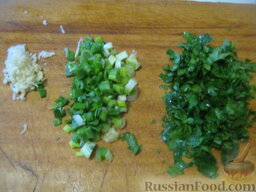 Теплый фасолевый салат с грибами и орехами: Помыть зеленый лук и зелень. Мелко нарезать. Чеснок очистить и натереть на мелкой терке.