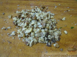 Теплый фасолевый салат с грибами и орехами: Грецкие орехи раздавить скалкой или порубить ножом.