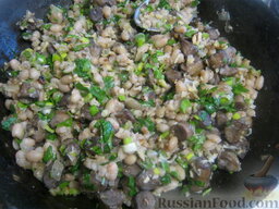 Теплый фасолевый салат с грибами и орехами: Соединить фасоль с грибами, зеленью, орехами, зеленым горошком и чесноком. Фасолевый салат посолить, поперчить, заправить растительным маслом. Хорошо перемешать.