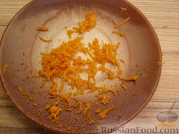 Рисовый салат с апельсинами и кедровыми орехами: С одного апельсина снимаем нужное количество цедры.
