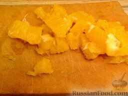 Рисовый салат с апельсинами и кедровыми орехами: Остальные апельсины очищаем от кожуры и пленок.