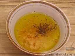 Рисовый салат с апельсинами и кедровыми орехами: Отдельно смешиваем апельсиновый сок и цедру, оливковое масло, уксус, соль и перец.