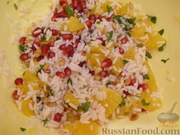 Рисовый салат с апельсинами и кедровыми орехами: Смешать все ингредиенты. Залить рисовый салат заправкой, перемешать.  Дать настояться 30 минут.