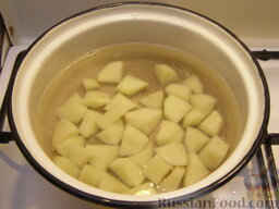 Суп с фрикадельками из рыбных консервов: Как приготовить суп с рыбными фрикадельками из консервов:    В кастрюлю налить 1 л воды. Поставить на огонь.  Пока вода закипает, очистить картофель, вымыть нарезать кубиками.  Когда вода закипит, добавить соль и картофель. Варить на среднем огне под крышкой 20 минут.