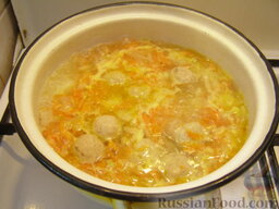 Суп с фрикадельками из рыбных консервов: Аккуратно выложить рыбные фрикадельки в суп. Закрыть крышкой и варить суп с рыбными фрикадельками 5-7 минут на медленном огне.