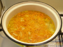 Суп с фрикадельками из рыбных консервов: Лук и морковь переложить в кастрюлю. Варить 5 минут.