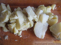 Постный суп харчо: Очистить картофель. Нарезать кубиками. Выложить в кастрюлю. Варить постный суп харчо 7-10 минут на самом маленьком огне, под крышкой.