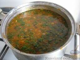 Постный суп харчо: Снять суп харчо с огня, добавить измельченный чеснок и свежую зелень. Супу харчо дать  настояться в течение 30 минут.
