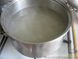 Постный суп харчо: Вскипятить 2,5 л воды. Опустить в кипяток рис, варить 20 минут.